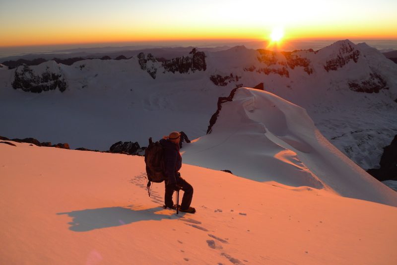 Maximo contemplado o amanhecer a 6000m no Chaupi Orko - Foto: Pedro Hauck/Maximo Kausch