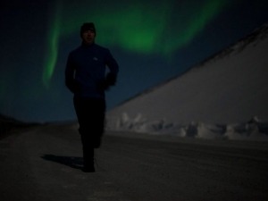 Filme mostra maratona com Aurora Boreal ao fundo, no extremo norte da Terra