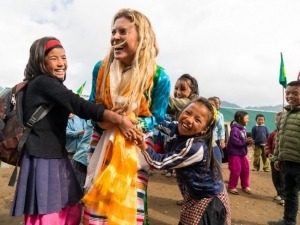 Após inaugurar escola no Nepal, Karina Oliani segue em busca do sonho de alcançar o cume do Everest pela face Norte