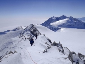 Empresário lança livro contando a experiência de escalar o monte Vinson, na Antártida