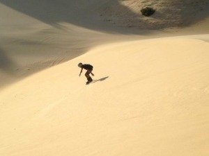 Conheça o Sandboard, uma versão tropical do snowboard