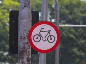 Dicas para pedalar tranquilo no inverno