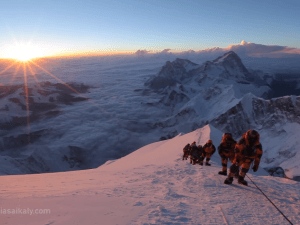 Vídeo mostra os detalhes de um ataque ao cume do Everest