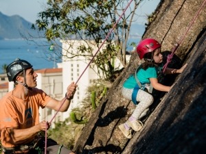 Brincar na natureza melhora o desenvolvimento físico e mental das crianças