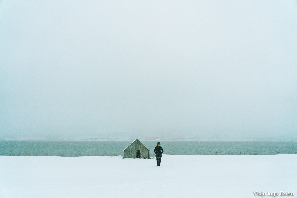 Rachel Spencer no meio de uma nevasca na Noruega