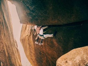 A ESCALADA EM FENDAS POR ENDY BAHIA